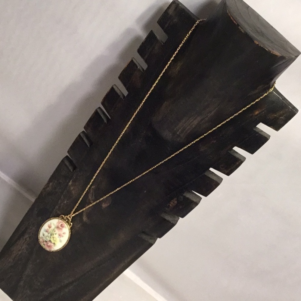 STAMPED 1928‎ CERAMIC FLOWER PENDANT IN A GOLD CHAIN